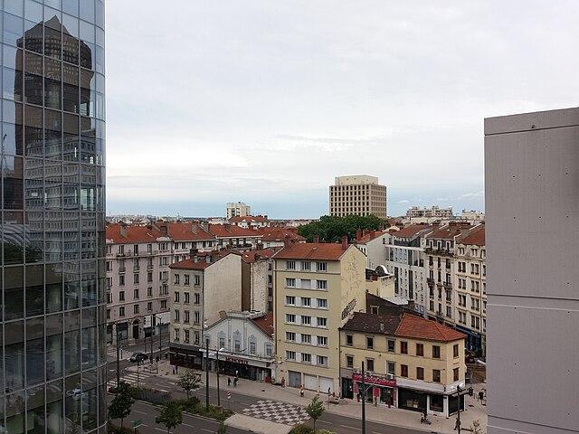 Lyon 3ᵉ  - Immobilier - CENTURY 21 Part Dieu - Vue au nord-est, crayon reflet dans tour Incity