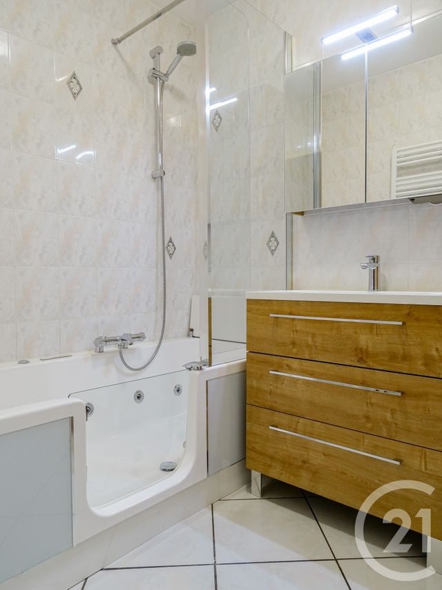 Appartement F4 à vendre - 4 pièces - 87.0 m2 - LYON - 69007 - RHONE-ALPES - Century 21 Part-Dieu