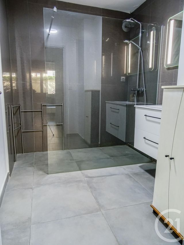 Appartement F2 à louer - 2 pièces - 50.0 m2 - LYON - 69003 - RHONE-ALPES - Century 21 Part-Dieu